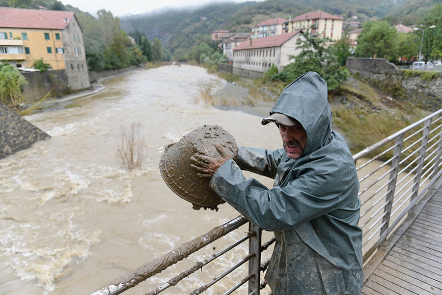 http://www.davidepambianchi.it/files/gimgs/18_afloatingpv19006000181310rossiglione1.jpg