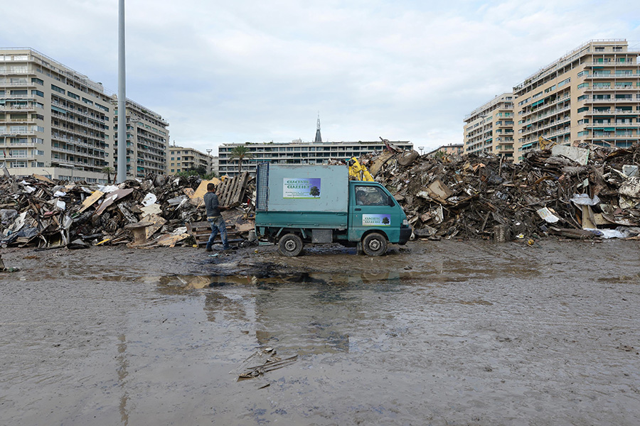 http://www.davidepambianchi.it/files/gimgs/18_afloatingpv1900600020detriti03.jpg
