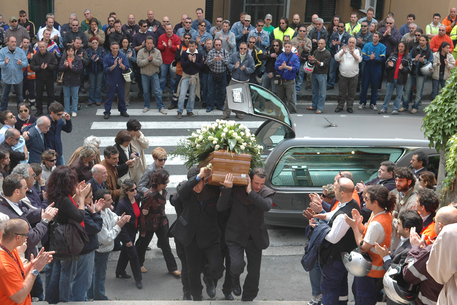 http://www.davidepambianchi.it/files/gimgs/3_frontsidegedp90060040funeral.jpg